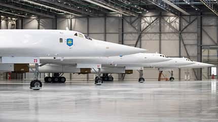 Tu160, Tu160M, Blackjack, Tupolew, Tupolev, Tu-160, Tu-160M Vier Tu-160M in der Auslieferungshalle von Kasan.