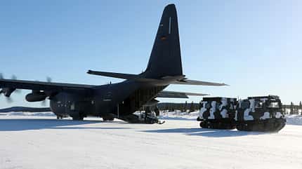 Lockheed, c130, c-130J, hercules, luftwaffe, ksk, kommando spezialkräfte C-130 Hercules Luftwaffe mit Transportfahrzeug