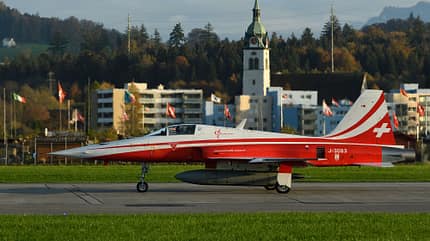 f5, f-5e, tiger, northrop, schweiz, patrouille suisse F-5E Tiger Patrouille Suisse vor Kirche