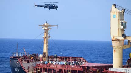 Indien, Piraten, C-17, globemaster, boeing, MV Ruen, HAL, Chetak Hubschrauber über gekapertem Frachter