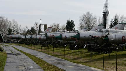 mikojan, suchoi, MiG, Mig-15, MiG-17, MiG-21, miG-23, Su-7, Su-20, Su-22, Lim-5 Aufgereihte MiGs und Suchois im Museum Warschau