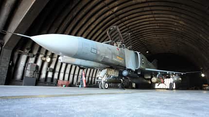 Bewaffnete F-4 Phantom im Shelter