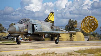 F-4 Phantom Griechenland rollend mit Bremsschirm