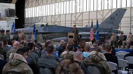 F16, F-16, Lockheed Martin, Fighting Falcon, Aggressor, Alaska, 18th AGS Umbennungsfeier F-16 Aggressors Redner vor Flugzeug