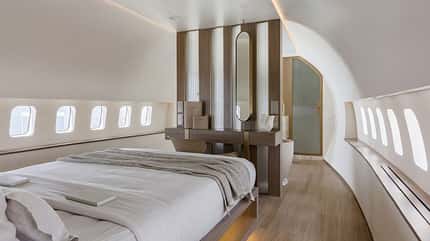 Schlafzimmer der Boeing 737 als Luxus-Ferienvilla