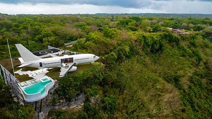 Boeing 737 als Luxus-Ferienvilla vor Landschaft