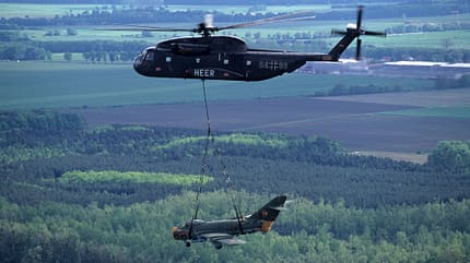 Sikorsky CH-53G mit MiG-17 als Außenlast
