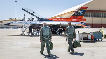 USAF, autonom, Lockheed Martin, F-16, F16,X-62 VISTA,Secretary of the Air Force Frank Kendall, Edwards Minister Kendall auf Weg zu F-16 VISTA X-62