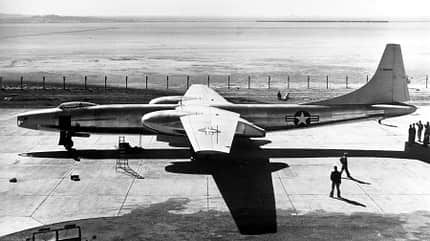 Convair, XB-46, USAF, Bomber Convair XB-46 am Boden mit Personal
