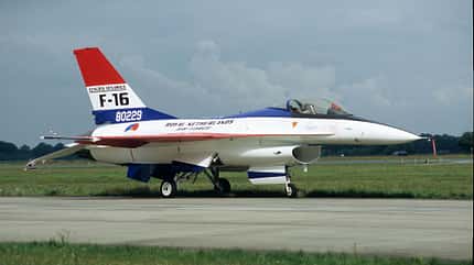 Lockheed Martin, F-16, f16, Fighting Falcon, Retro F-16 in Retro-Farben am Boden
