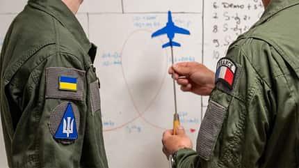 Ukrainischer Pilot mit französischem Ausbilder