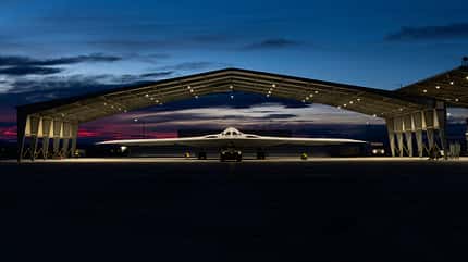 B21, B-21, Raider, Northrop Grumman, Stealth, USAF, Bomber, Edwards B-21 Raider unter Halle bei Sonnenuntergang