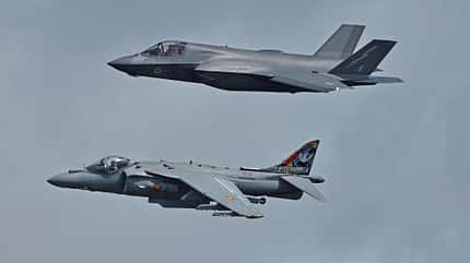 AV-8B Harrier Spanien in Formation mit F-35B