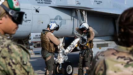 EA-18G, Growler, US navy, Huthi, Mil, Mi-24, Hind Besatzung vor EA-18G Growler mit Hind-Markierung