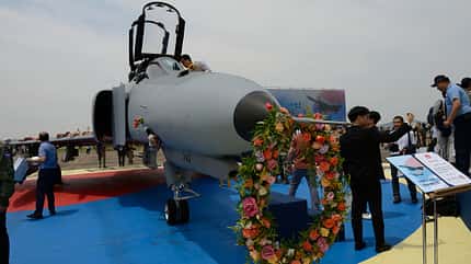 F-4, Phantom, McDonnell Douglas, Südkorea F-4 Phantom Südkorea mit Blumenkranz