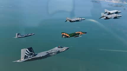McDonnell Douglas. F-4, Phantom, Südkorea, KF-21 F-4 Phantom Südkorea gemeinsame Formation mit zwei KF-21