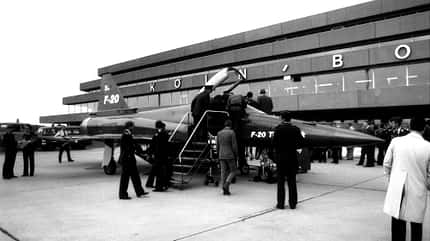 F-20, Tigershark, Northrop F-20 Tigershark auf Flughafen Köln/Bonn mit Personen