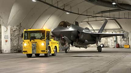 F-35 Norwegen in Bergkaverne mit Schlepper