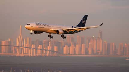 Airbus A330 China Airlines Skyteam-Anstrich vor Stadt im Sonnenuntergang