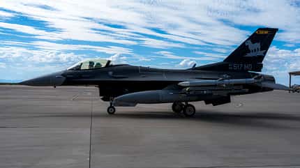 F-16 Black Sheep in F-117-Lackierung von der Seite