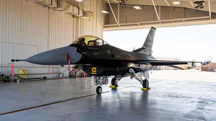 F-16 Black Sheep in F-117-Lackierung in der Halle