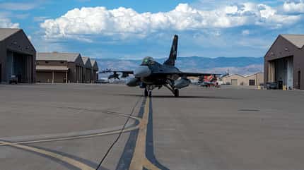 rollende F-16 Black Sheep in F-117-Lackierung
