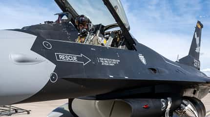 Pilot im Cockpit F-16 Black Sheep in F-117-Lackierung