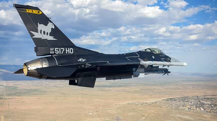 F-16 Black Sheep in F-117-Lackierung im Flug