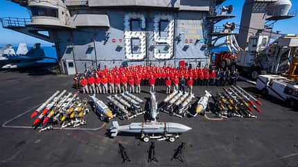 Personal mit Waffen auf der USS Dwight D. Eisenhower