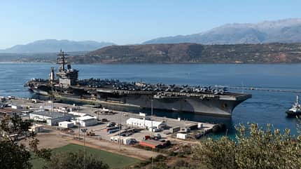 USS Dwight D. Eisenhower Im Hafen von Souda