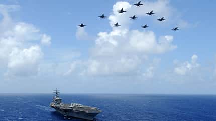 Super Hornets überfliegen USS Dwight D. Eisenhower