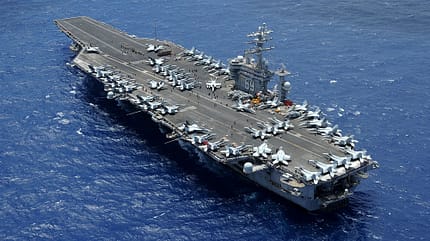 Flugdeck der USS Dwight D. Eisenhower von oben