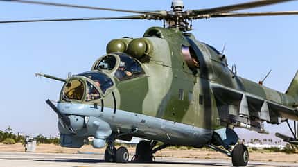 Mil, Mi-24, Hind Mil Mi-24 Hind am Boden mit drehenden Rotoren