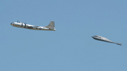 Formationsflug von B-29 und B-2A in Whiteman (Missouri).