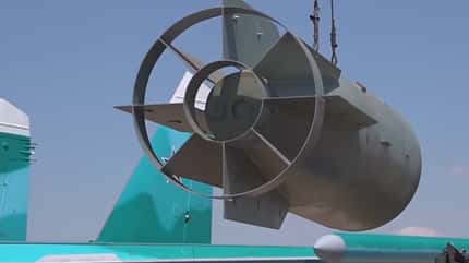 Suchoi Su-34 wirft Riesen-Gleitbombe FAB3000 ab.