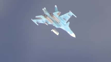 Suchoi Su-34 wirft Riesen-Gleitbombe FAB3000 ab.