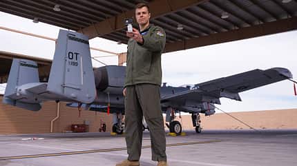 Ingenieur mit Kamera vor A-10 Thunderbolt II