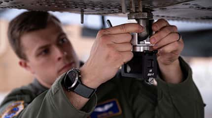 Ingenieur montiert Kamera an A-10 Thunderbolt II für Waffenversuche