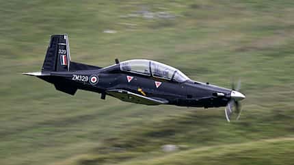 T-6 fliegt im Mach Loop 