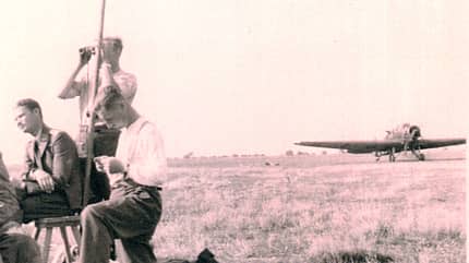 Berlin, Gatow, Luftbrücke Personal vor Junkers-Flugzeug am Flugplatz Berlin-Gatow