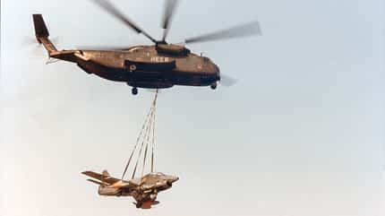 Berlin, Gatow, Luftbrücke CH-53 transportiert Jet als Außenlast