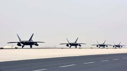 F-22, Raptor, Lockheed Martin, Al-Udeid F-22 Raptor rollen auf der Al Udeid Air Base in Katar