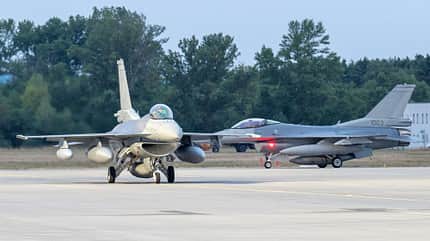 F-16, Fighting falcon, Slowakei, Lockheed Martin Zwei F-16 rollend nach der Landung