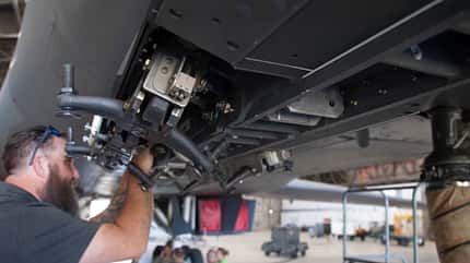 B-1B, Rockwell, Boeing, Lancer Pylon wird an B-1B Lancer montiert