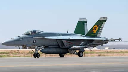 US Navy ,Super Hornet. F/A-18 Bewaffnete F/A-18E Super Hornet rollt auf Wüstenbasis