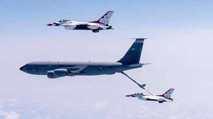 Zwei F-16 der USAF Thunderbirds mit KC-135