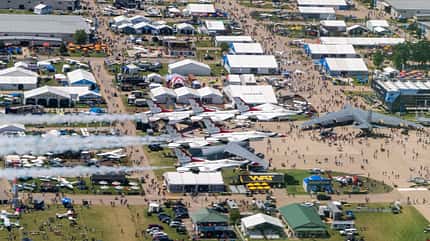 Thunderbirds, Tanker, USAF, F-16, KC-135, Oshkosh USAF Thunderbirds F-16 über Oshkosh