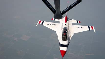 USAF Thunderbirds F-16D  tankt in der Luft