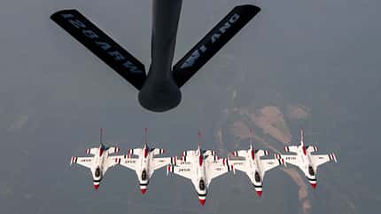 Formation USAF Thunderbirds F-16 mit KC-135-Ausleger