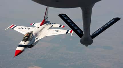 F-16 der USAF Thunderbirds mit Tankausleger